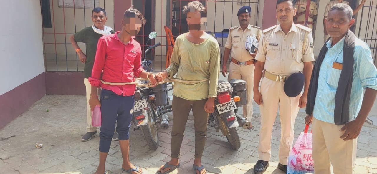 आमस के करमाइन मोड़ के नजदीक चोरी की बाइक के साथ दो धराये