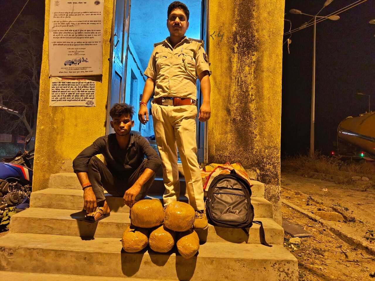 यात्री बस से 8.5 किलो गांजा के साथ तस्कर गिरफ्तार