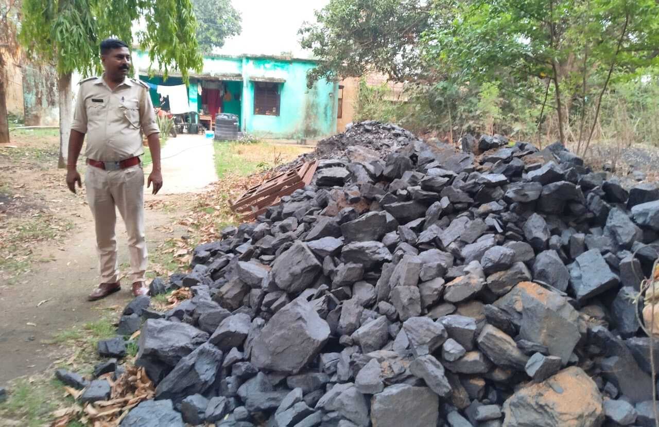 कोयला सहित पांच बाइकें जब्त