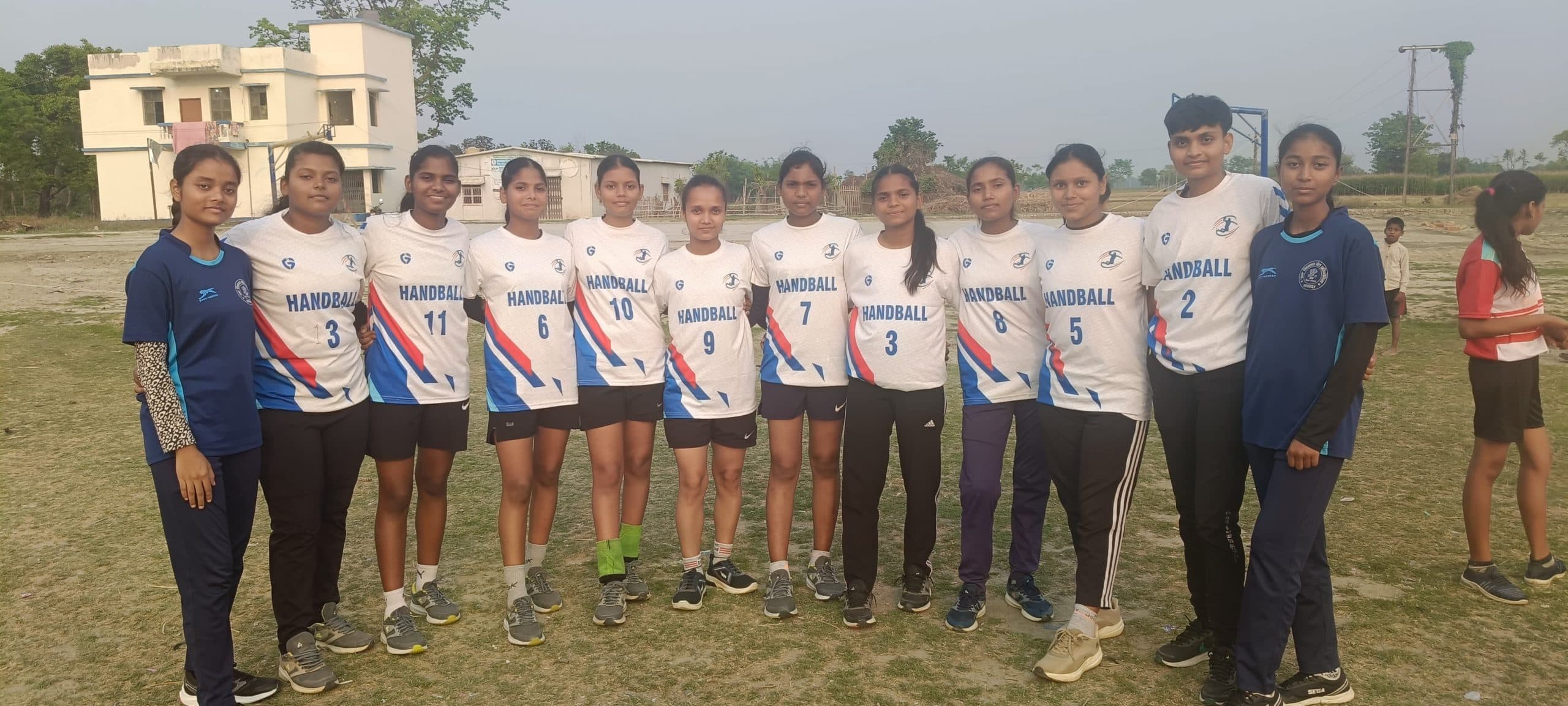 हैंडबॉल में भाग लेने के लिए बालिका टीम बेतिया रवाना