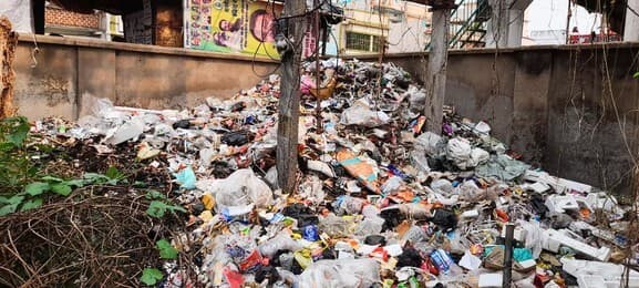 पथरगामा अस्पताल की चहारदीवारी के अंदर बाहर से फेंका जा रहा कचरा