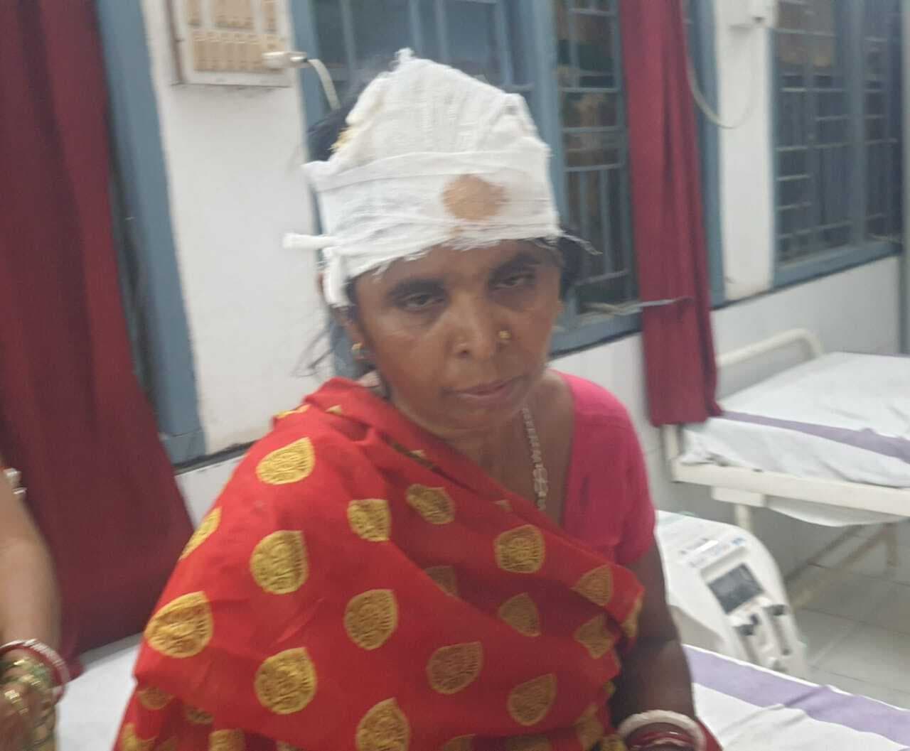 कलयुगी इकलौते पुत्र ने मां पर कुदाल से किया प्रहार