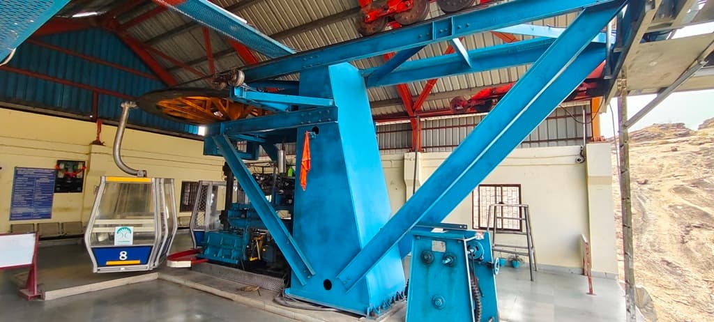 एक सप्ताह से बंद है मंदार का रोपवे, लाखों का हो रहा नुकसान