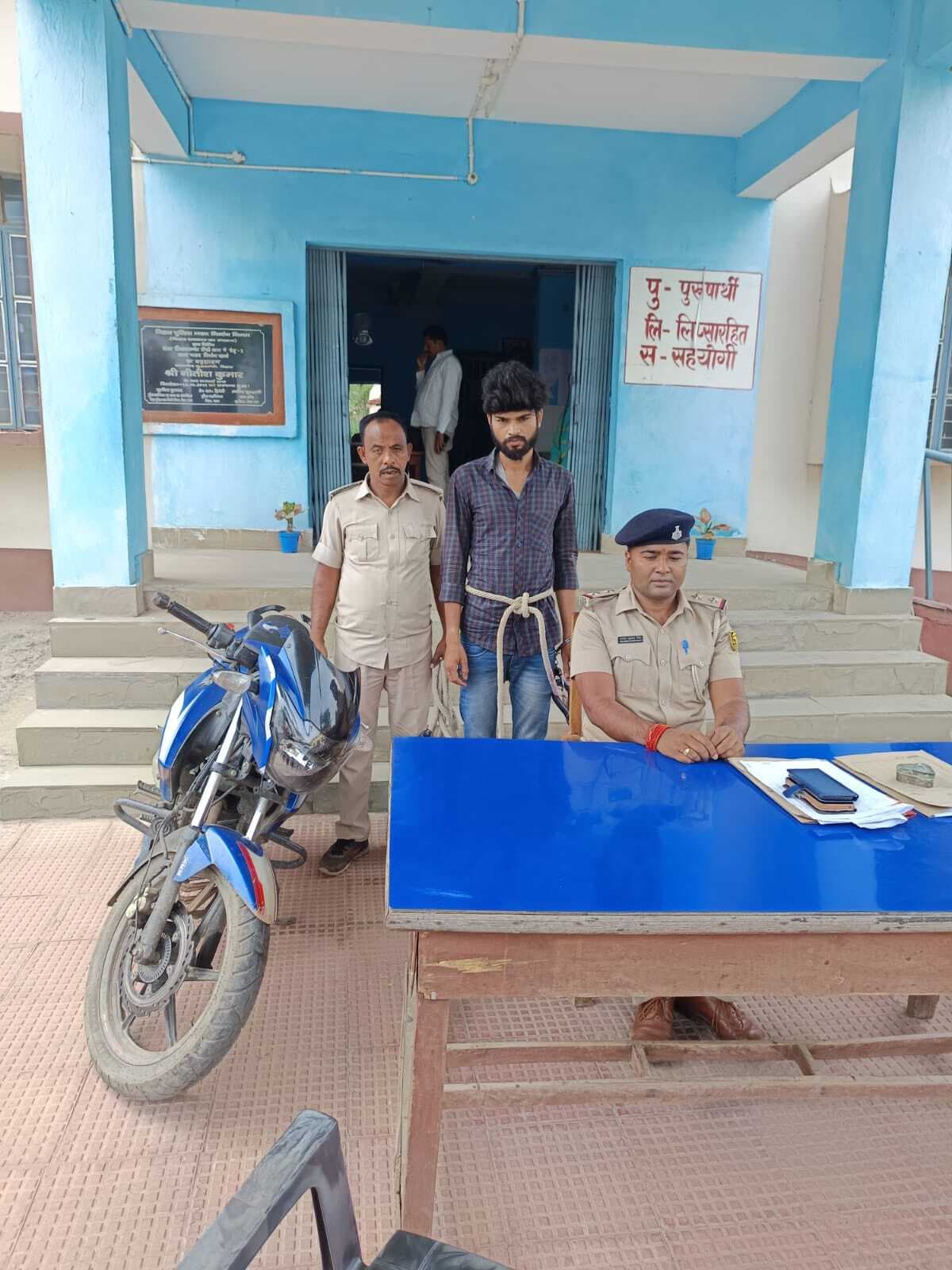 चोरी की बाइक के साथ वाहन चोर गिरफ्तार