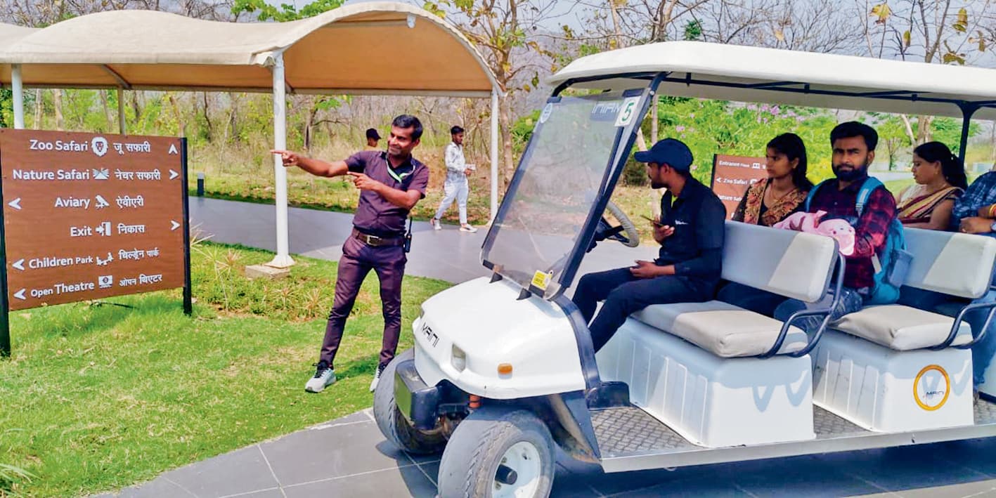 जू सफारी परिसर में बर्ड एवीयरी को देखने उमड़ी भीड़