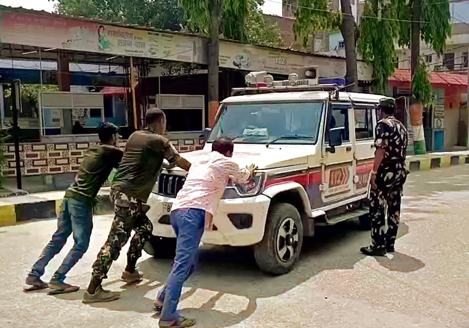 hajipur news. मरीज को अस्पताल पहुंचाने के बाद डायल 112 की गाड़ी हुई खराब, धक्का मार ले जाने का वीडियो वायरल