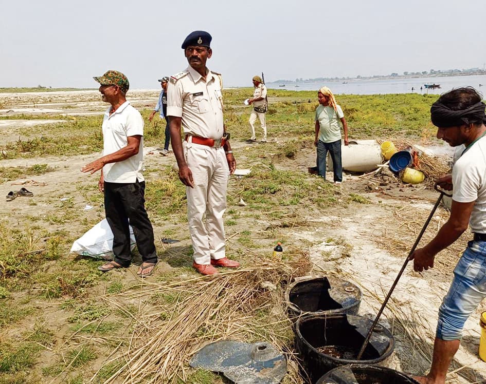 hajipur news. राघोपुर में गंगा किनारे चल रही देसी शराब की चार भट्ठियों को पुलिस ने किया ध्वस्त