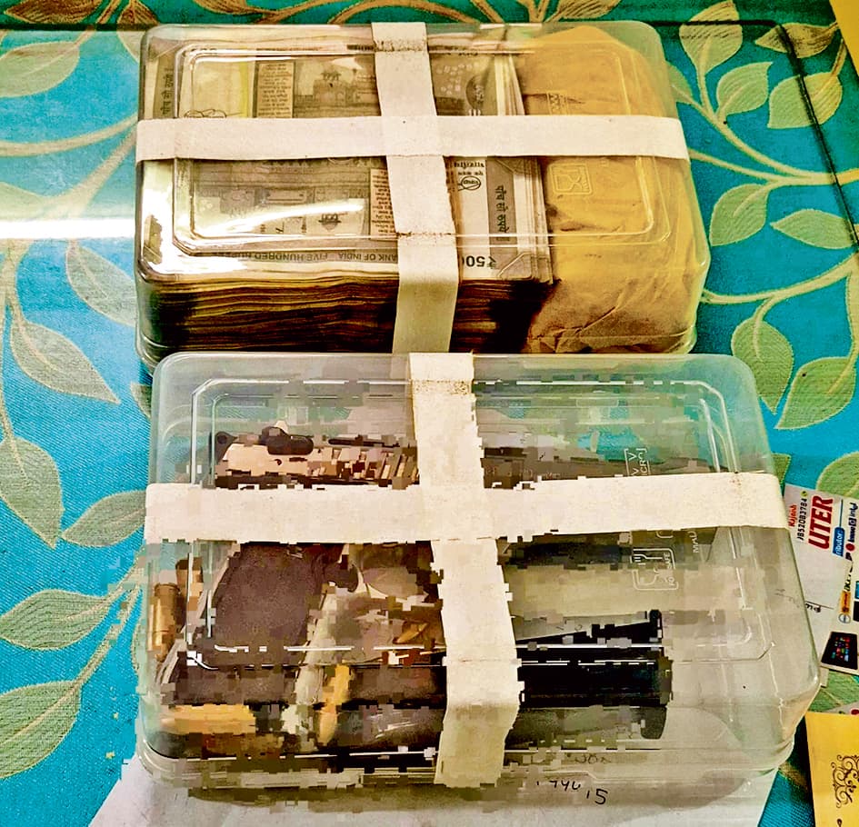 hajipur news. इटली निर्मित पिस्टल व 3.78 लाख रुपये के साथ दिल्ली पुलिस व एसटीएफ ने आर्म्स एक्ट के आरोपित को दबोचा