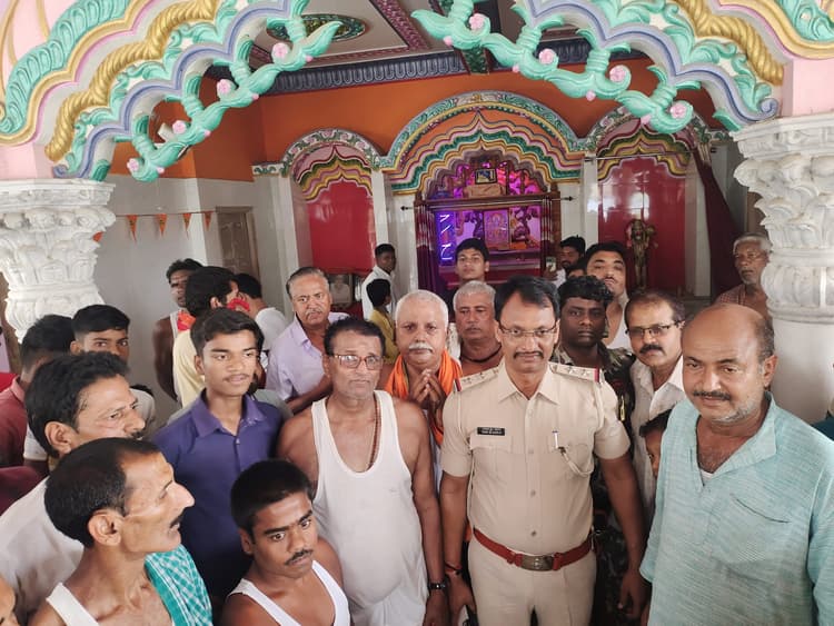 Samastipur News:विभूतिपुर के भुसवर से लूटी गयी राम, लक्ष्मण व सीता की अष्टधातु की मूर्तियां बरामद