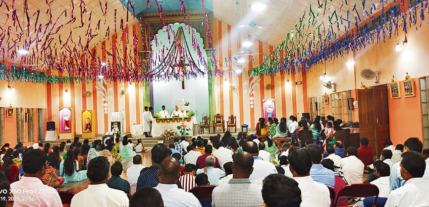 Gaya News : चर्च में गूंजे इस्टर गीत, मोमबत्ती की रोशनी से जगमगाया वातावरण