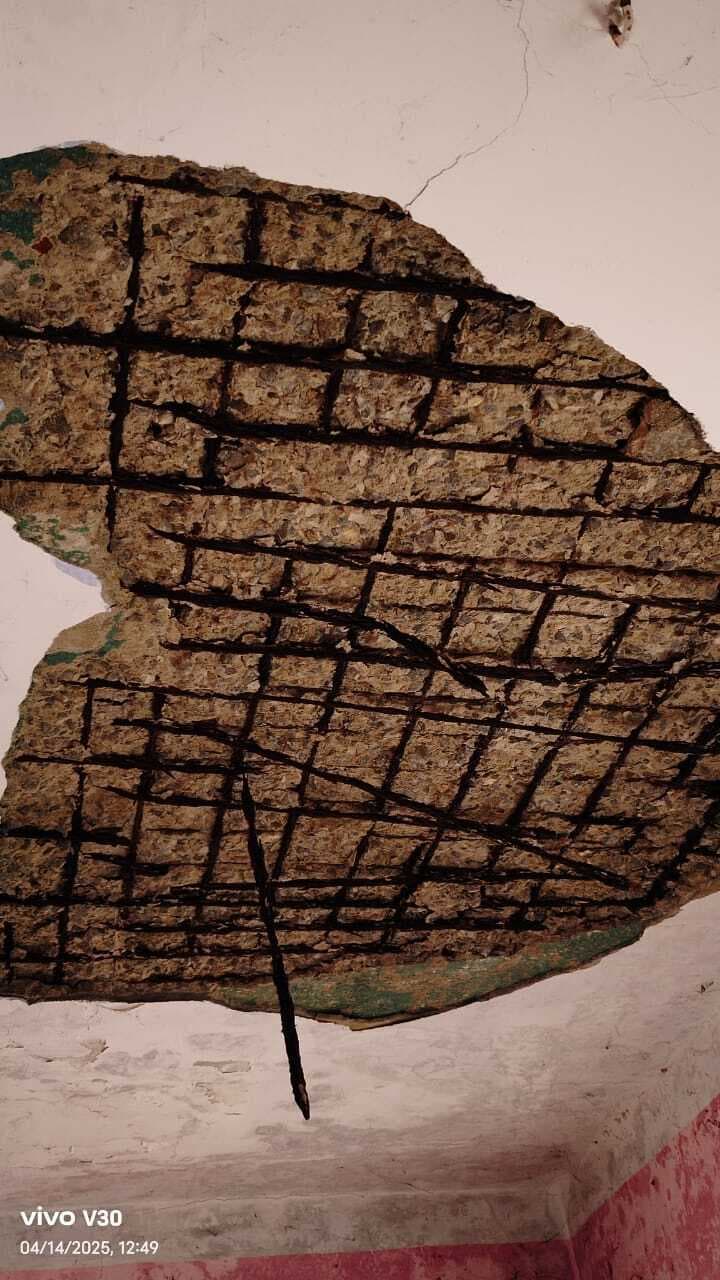 पालोजोरी में पंचायत सचिवालय भवन की हालत जर्जर, हादसे का रहता है डर