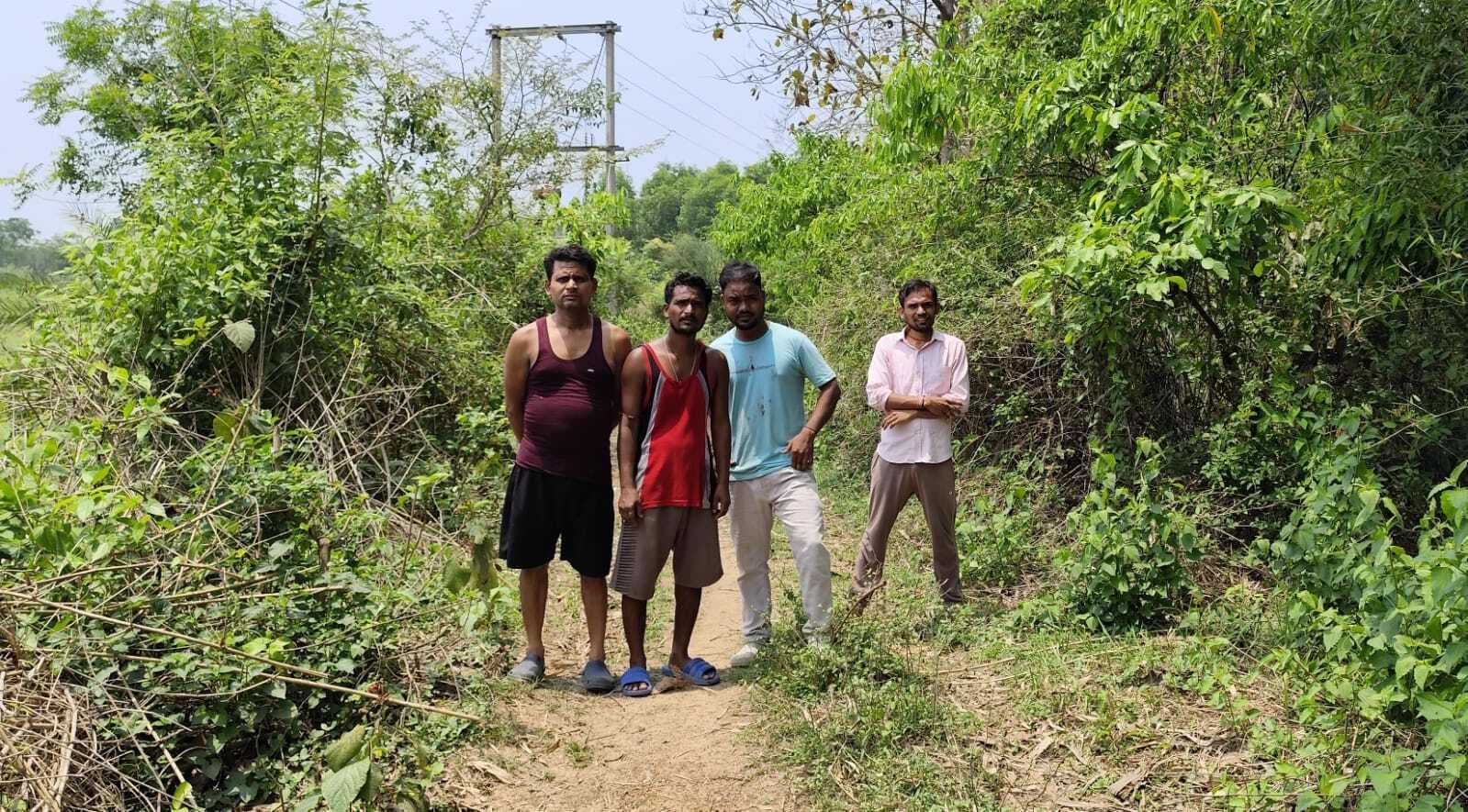 East Singhbhum News : घाटशिला के आमडांगा में श्मशान घाट व नदी तक जाने के लिए सड़क नहीं, ग्रामीण करते हैं प्रार्थना, बरसात में गांव में न हो किसी की मौत