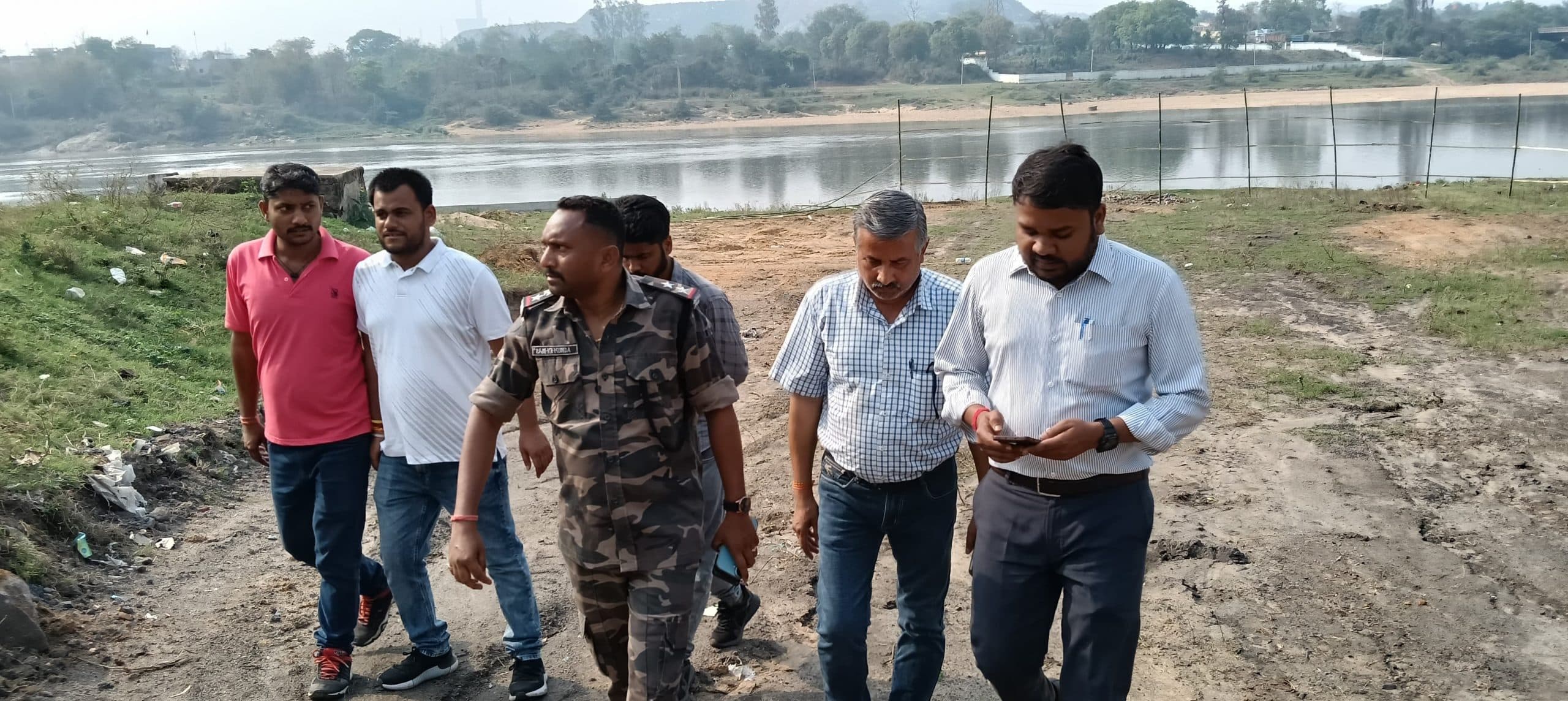 Bokaro News: दामोदर नदी के पास बन रहे बालू स्टॉक का विरोध पर पहुंचे खनन निरीक्षक व थाना प्रभारी