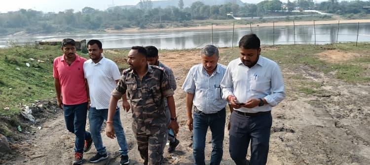 Bokaro News: दामोदर नदी के पास बन रहे बालू स्टॉक का विरोध पर पहुंचे खनन निरीक्षक व थाना प्रभारी