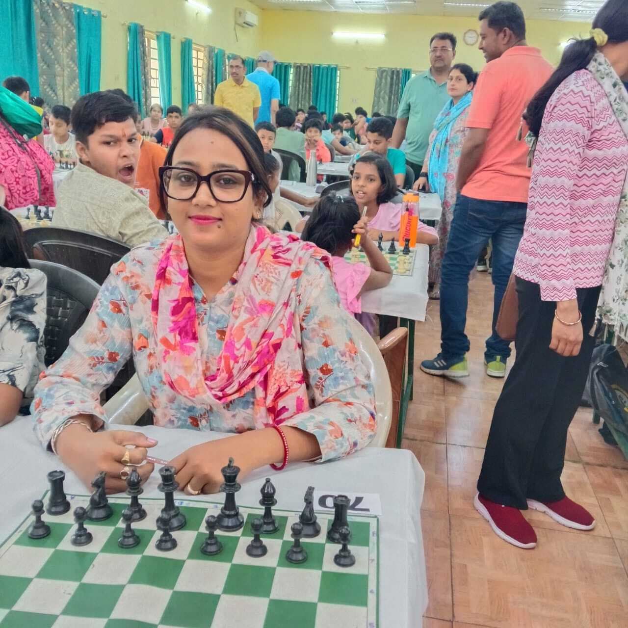 chess vishakha and vihaan : 10 वर्षीय बेटे से शतरंज की बारीकियां सिखकर विशाखा गुप्ता कर रहीं कमाल