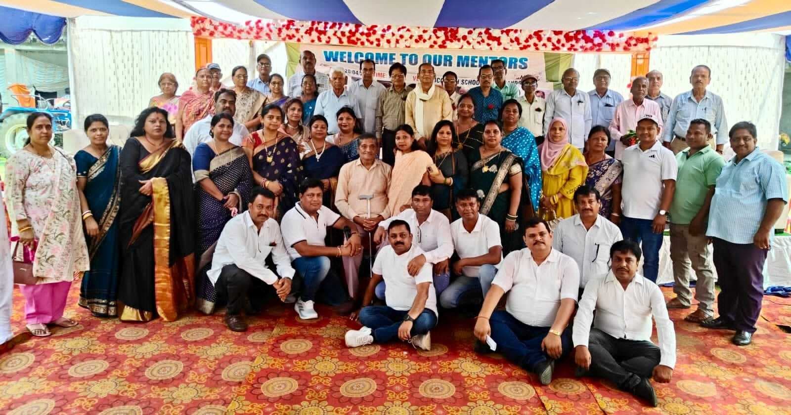 East Singhbhum News : 33 साल बाद मिले सहपाठी, पुष्प वर्षा से किया गुरुओं का स्वागत