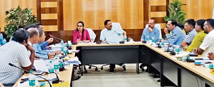 Jharsuguda News: विकास कार्यों को समय पर पूरा करने का दिया निर्देश