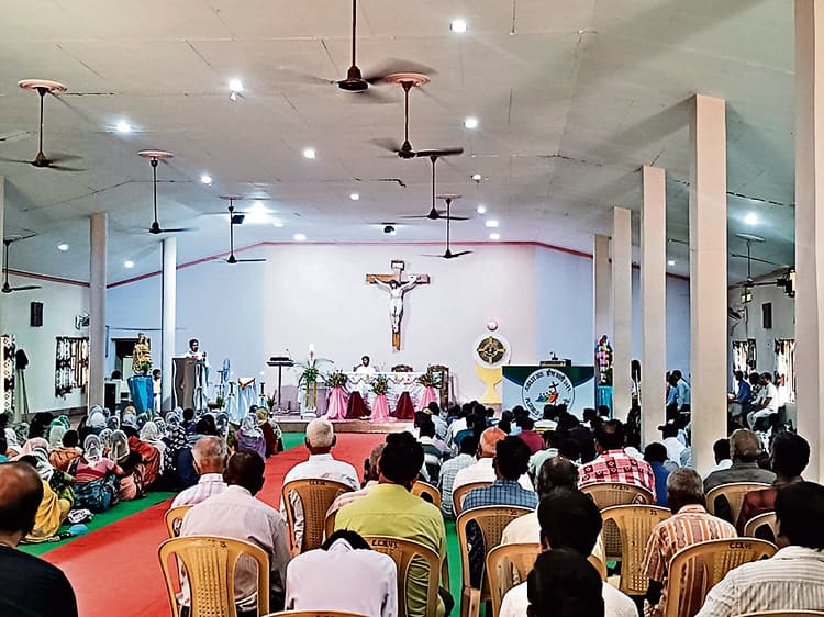 Rourkela News: प्रभु यीशु के जी उठने की खुशी में हुई प्रार्थना सभा, अपने पूर्वजों को किया याद