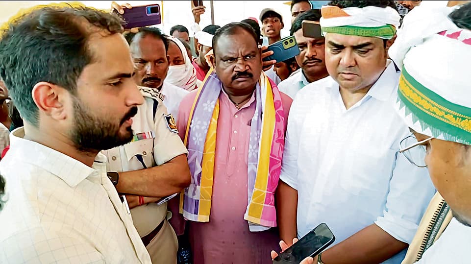 Rourkela News: 30 घंटे बाद भी नहीं उठा मृत एतो एक्का का शव, ग्रामीणों का आंदोलन जारी