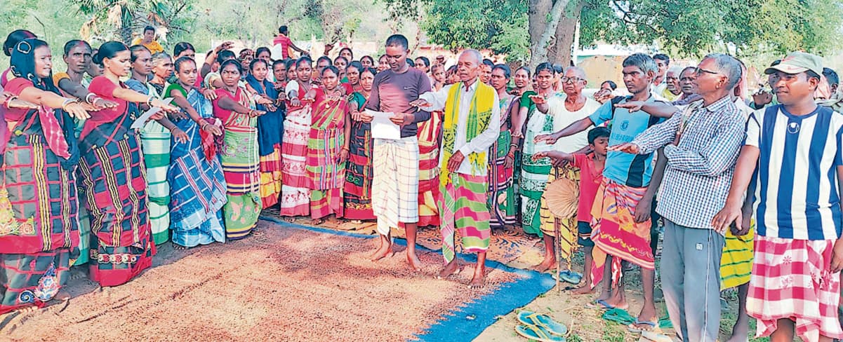 seraikela kharsawan news: परंपरा व विरासत बचाने को आदिवासी समाज ने ली शपथ