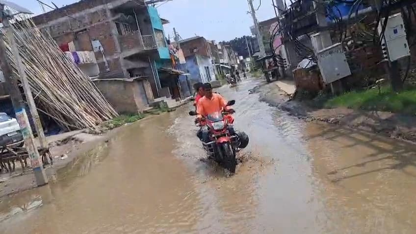 Bhagalpur news पहली बारिश में ही सड़क पर जलजमाव से जनजीवन अस्त-व्यस्त