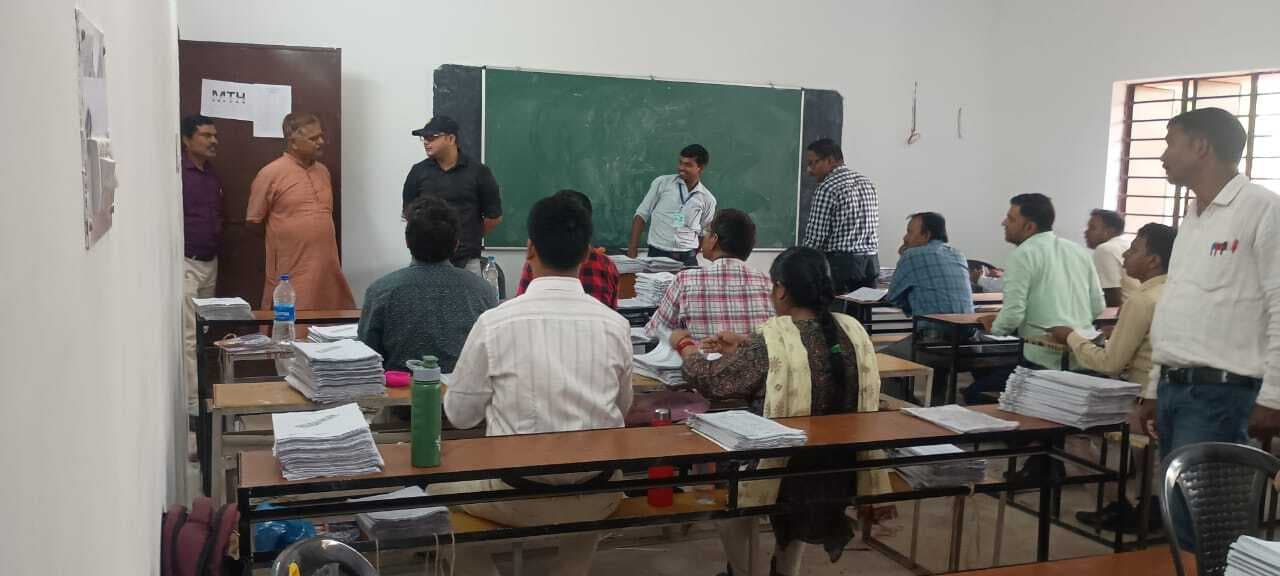Dhanbad News : डीइओ ने मूल्यांकन केंद्रों की सुरक्षा व्यवस्था का लिया जायजा