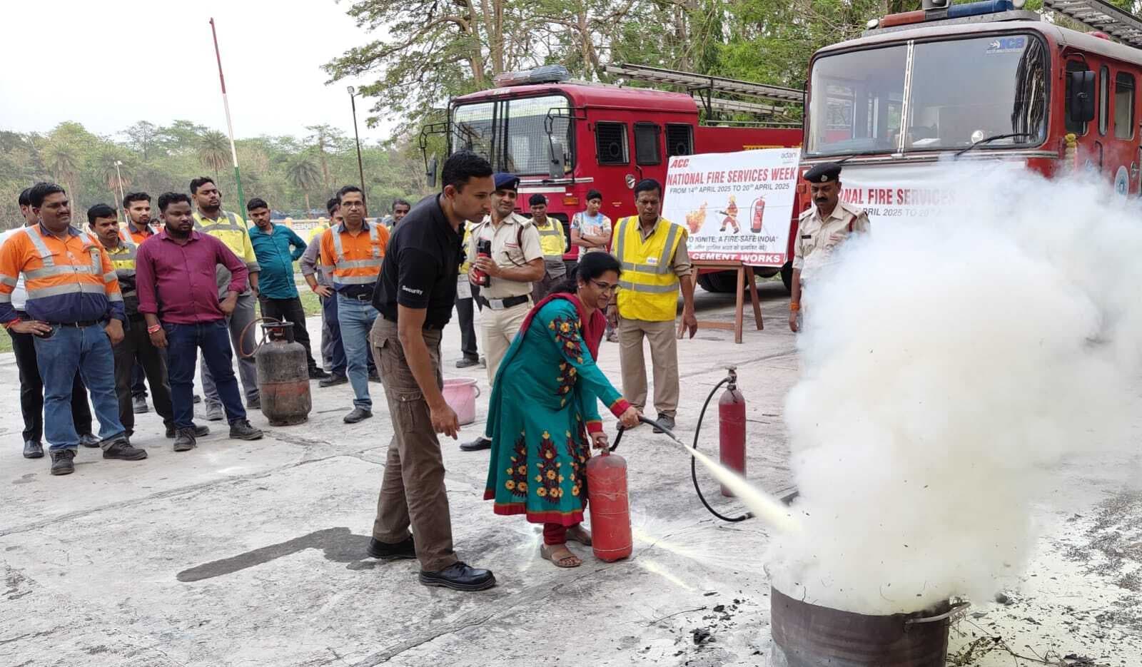 Dhanbad News: अदानी सीमेंट फैक्ट्री में राष्ट्रीय अग्निशमन सेवा सप्ताह