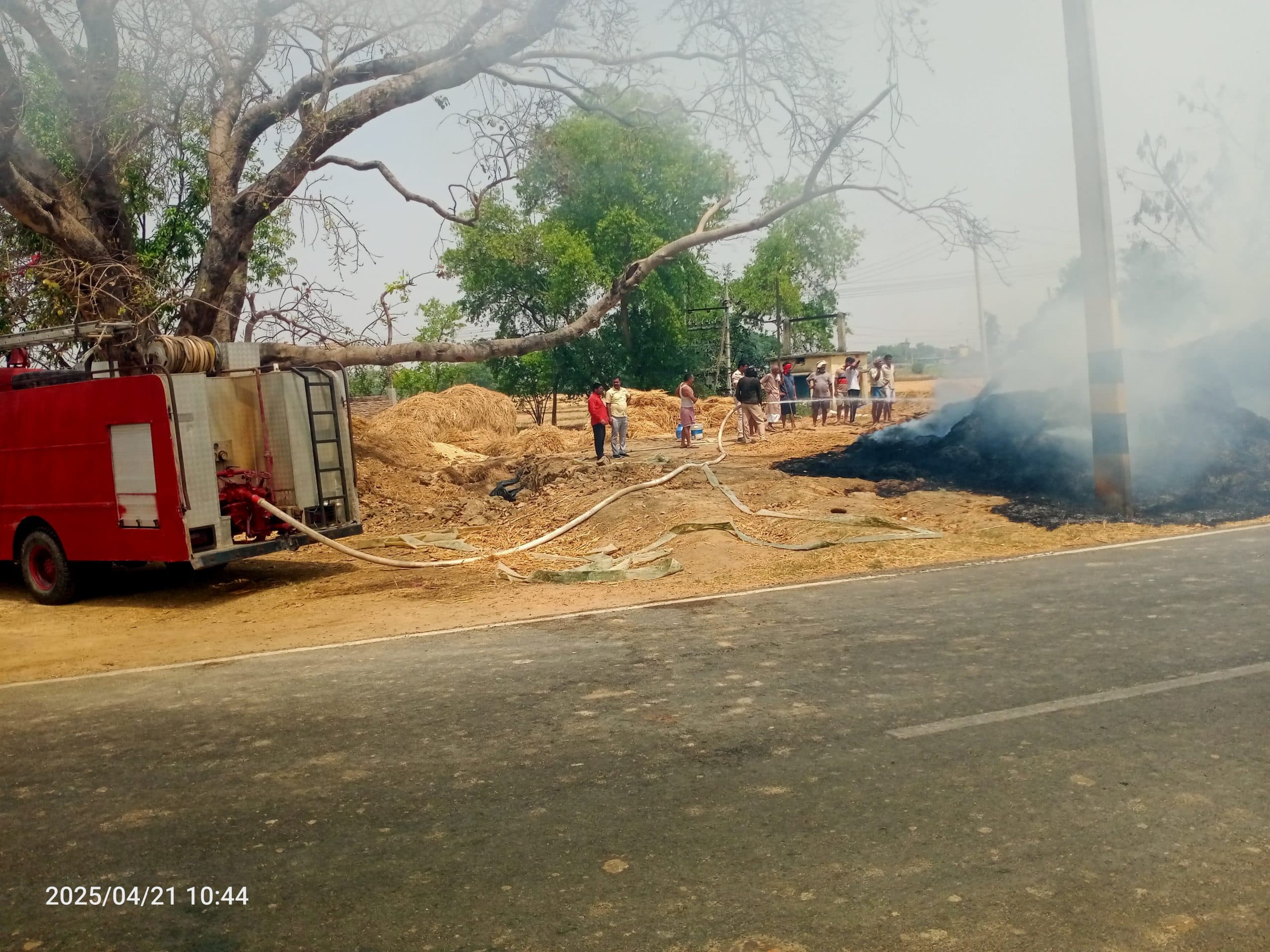 खलिहान में लगी आग से पशुओं का चारा जला