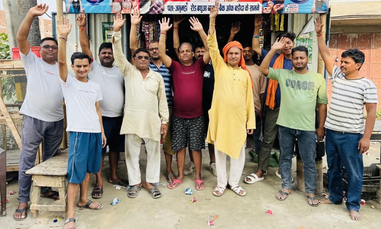 बथुआ बाजार में स्कूल के सामने बकरी काटने के विरोध में प्रदर्शन
