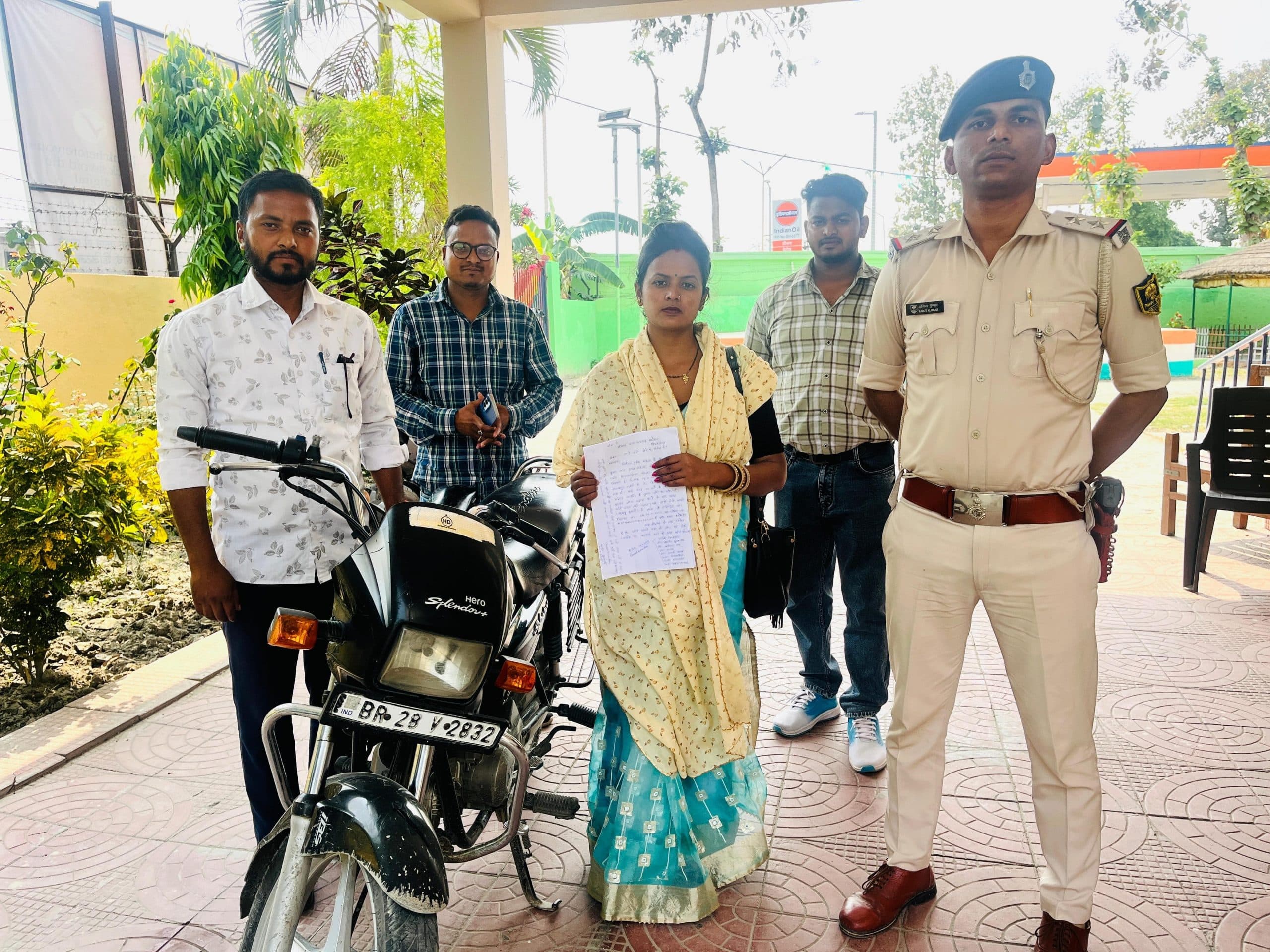 सिधवलिया में तिलक समारोह से चोरी गयी बाइक को बरामद कर ओनर को सौंपा