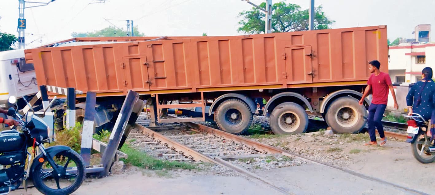 Saran News : रेलवे फाटक तोड़ ट्रैक के बीच में फंसा ट्रक, तीन घंटे बाधित रहा परिचालन