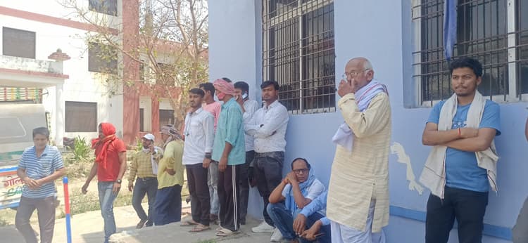 बंद कमरे में लटकता मिला युवक का शव, जांच में जुटी पुलिस