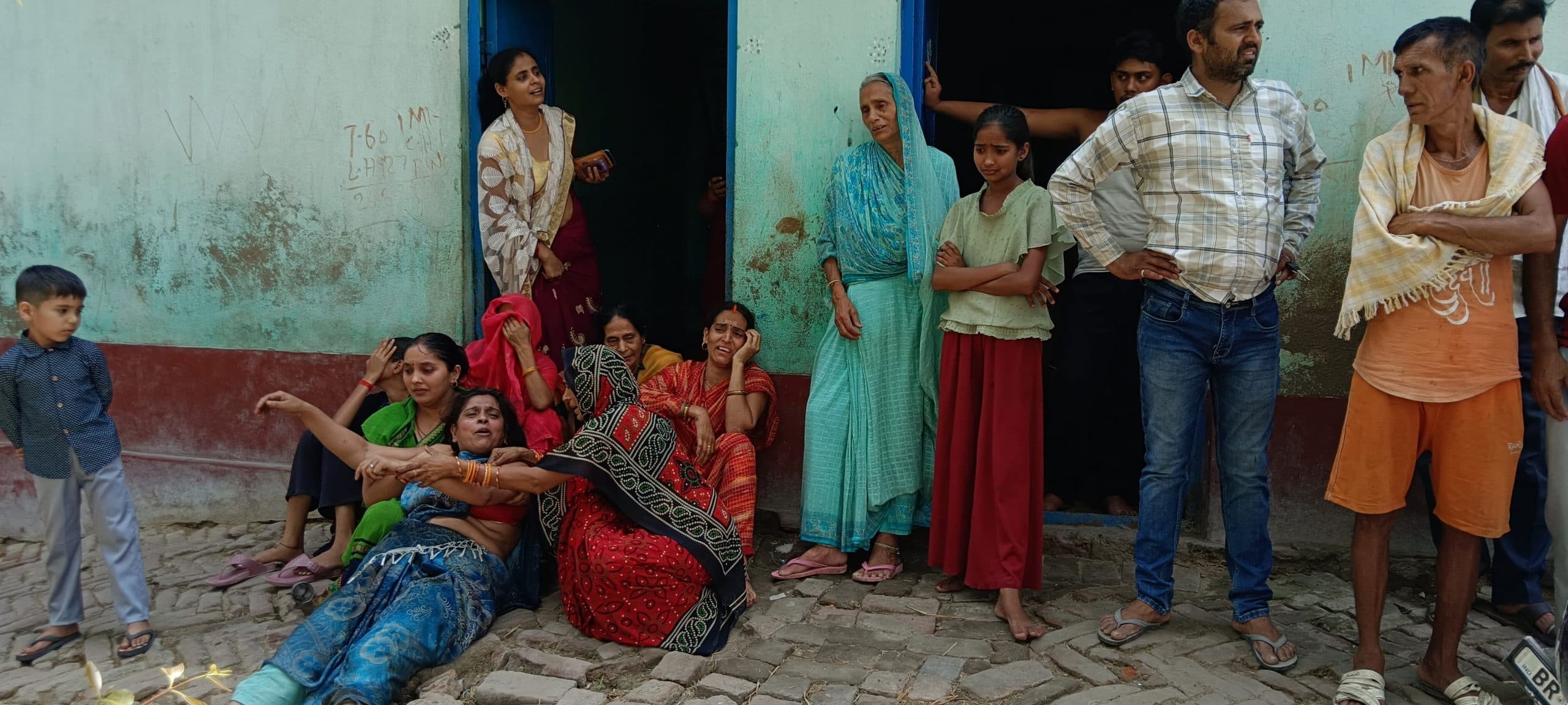 दिनारा में सोयी अवस्था में गोली मारकर युवक की हत्या