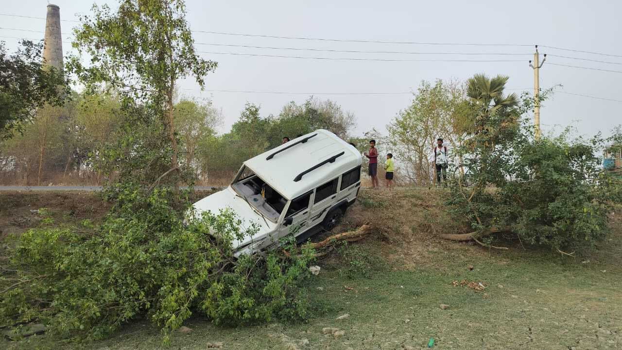 लीड इनसेट.. तेज रफ्तार बोलेरो ने बाइक में मारी टक्कर, तीन घायल