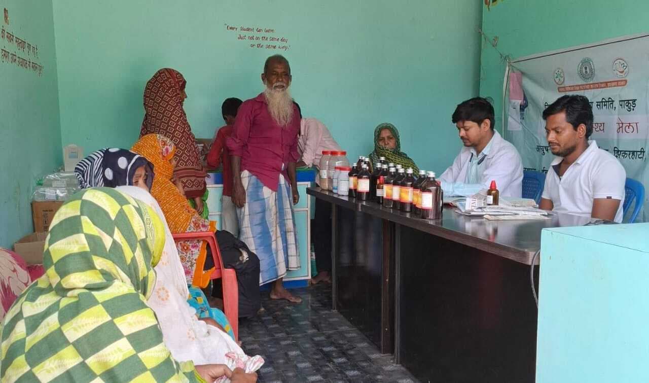 आयुष शिविर में 163 लोगों की हुई स्वास्थ्य जांच