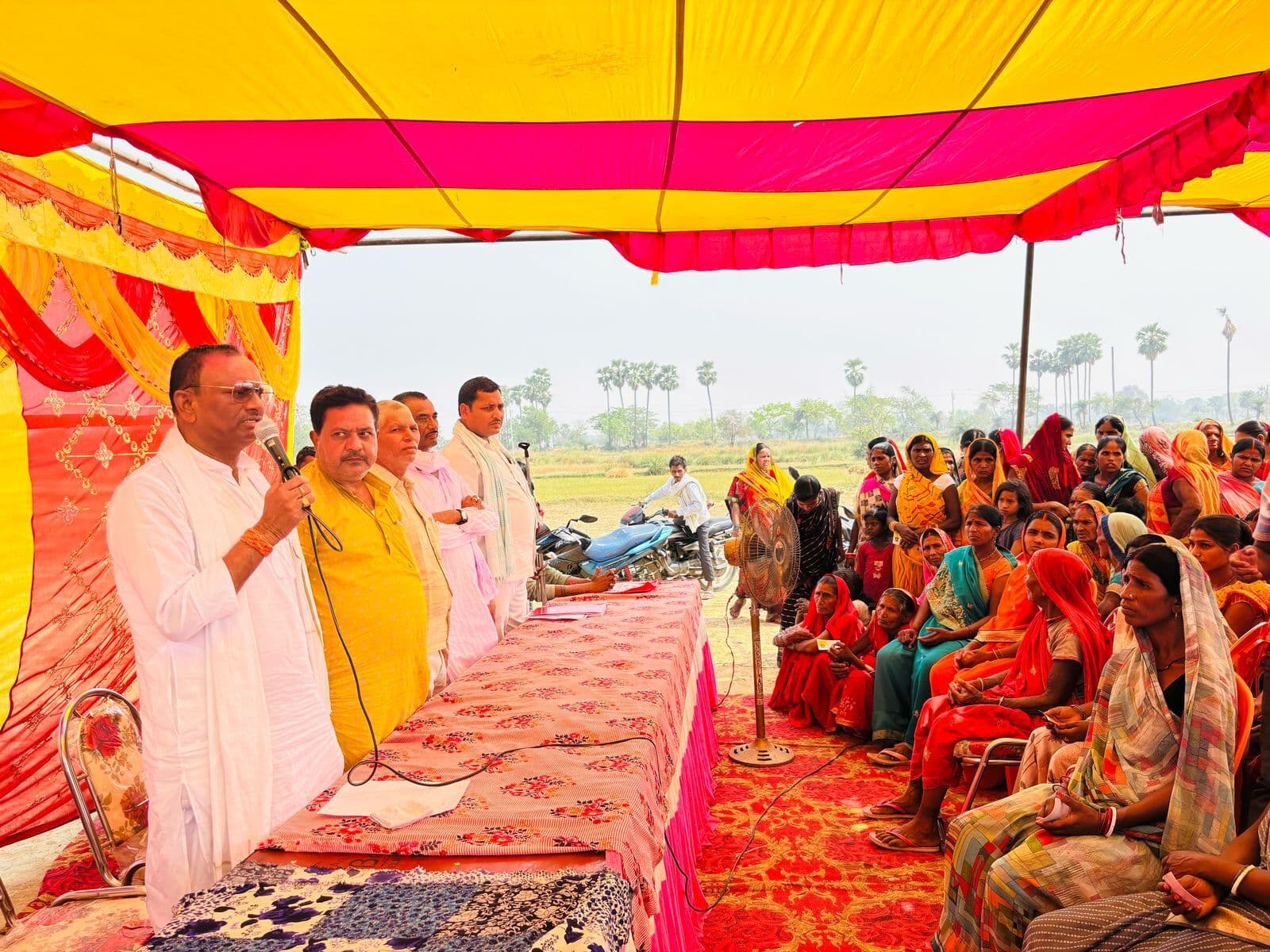 सीताराम यादव ने किया 1300 अंगवस्त्रों का वितरण