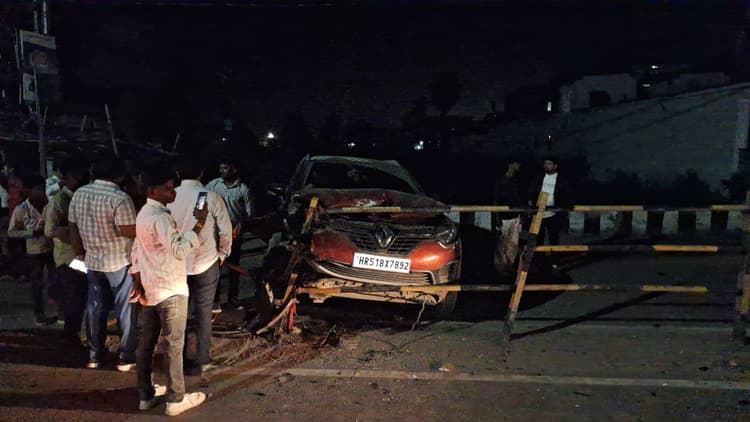 कॉलेज रोड में तेज रफ्तार कार लोहे के डिवाइडर से टकरायी, दो लोग घायल