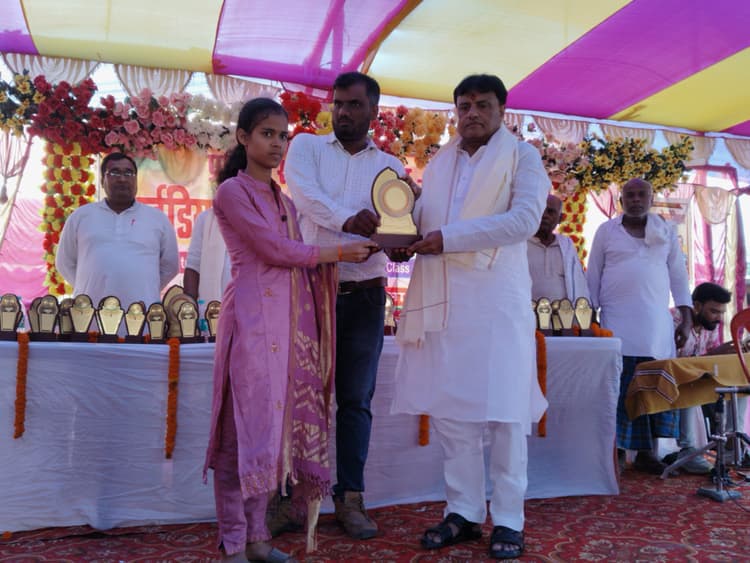 बेहतर प्रदर्शन करने वाले बच्चों को किया सम्मानित