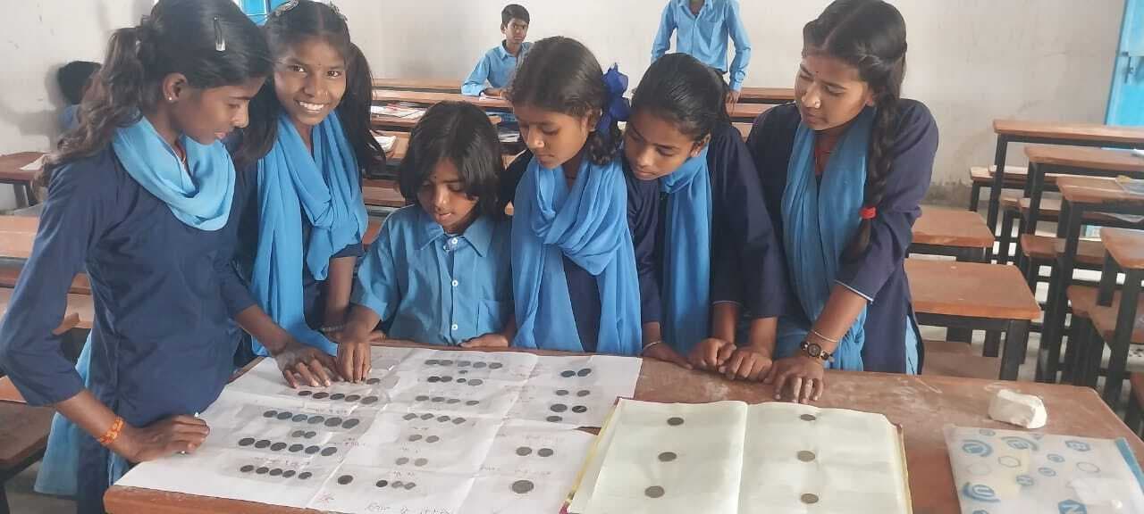 विद्यर्थियोंने परखी सिक्कों की प्रदर्शनी