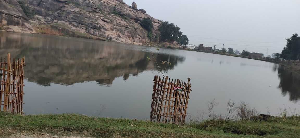 कुसमी पहाड़ी पर वनदेवी मंदिर के पत्थरों से आती है धातु की आवाज