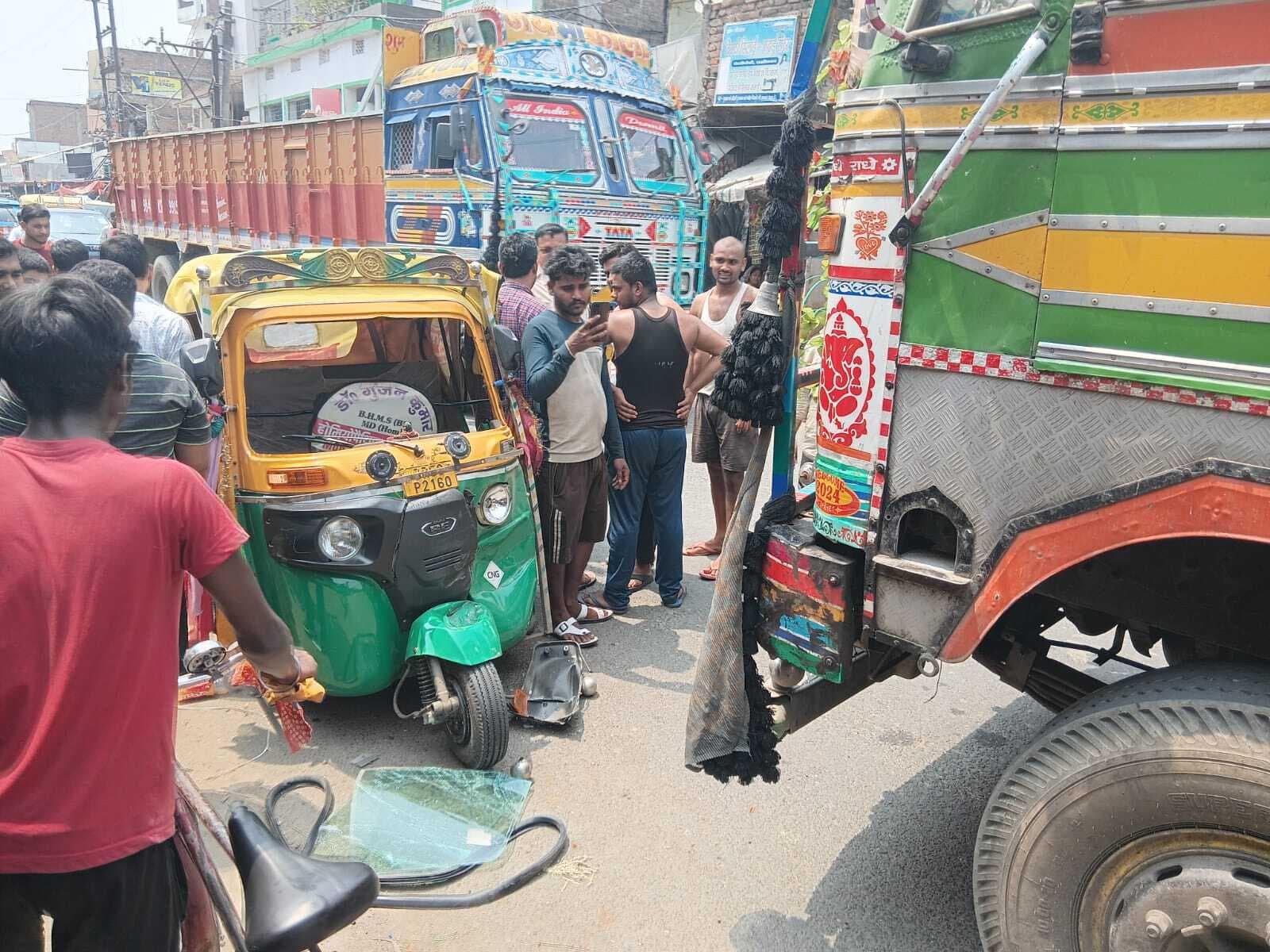 ट्रक की टक्कर ऑटो चालक जख्मी