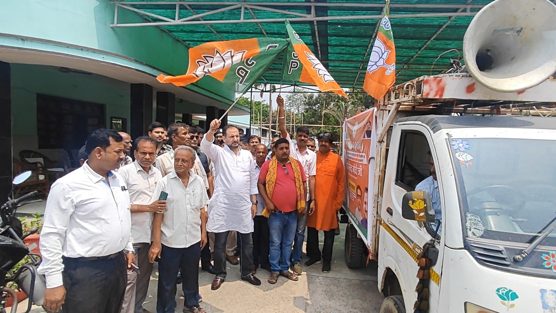 पीएम के कार्यक्रम को लेकर मंत्री ने प्रचार रथ को झंडी दिखाकर किया रवाना, लोगों को दिया आमंत्रण पत्र