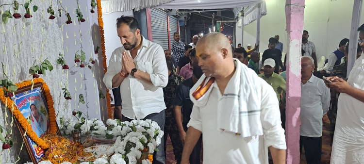 अग्नि पीड़ितों से मंत्री ने की मुलाकात, तत्काल सहायता के रूप में दिये चेक