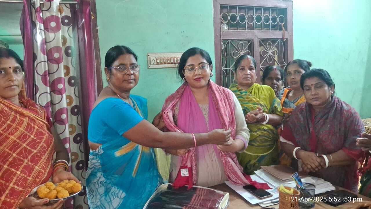 झामुमो महिला मोर्चा ने उपासना मरांडी को किया सम्मानित