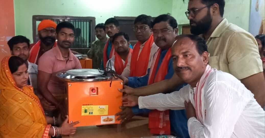 63 कुम्हारों को बिजली से चलने वाले चॉक बांटा