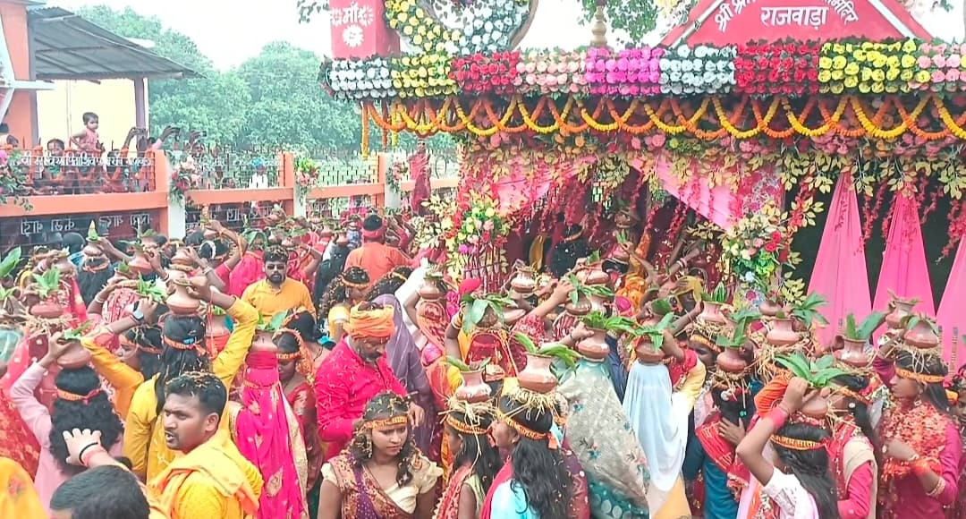 अखंड हरिनाम संकीर्तन के आयोजन को लेकर निकाली गयी भव्य कलश शोभायात्रा