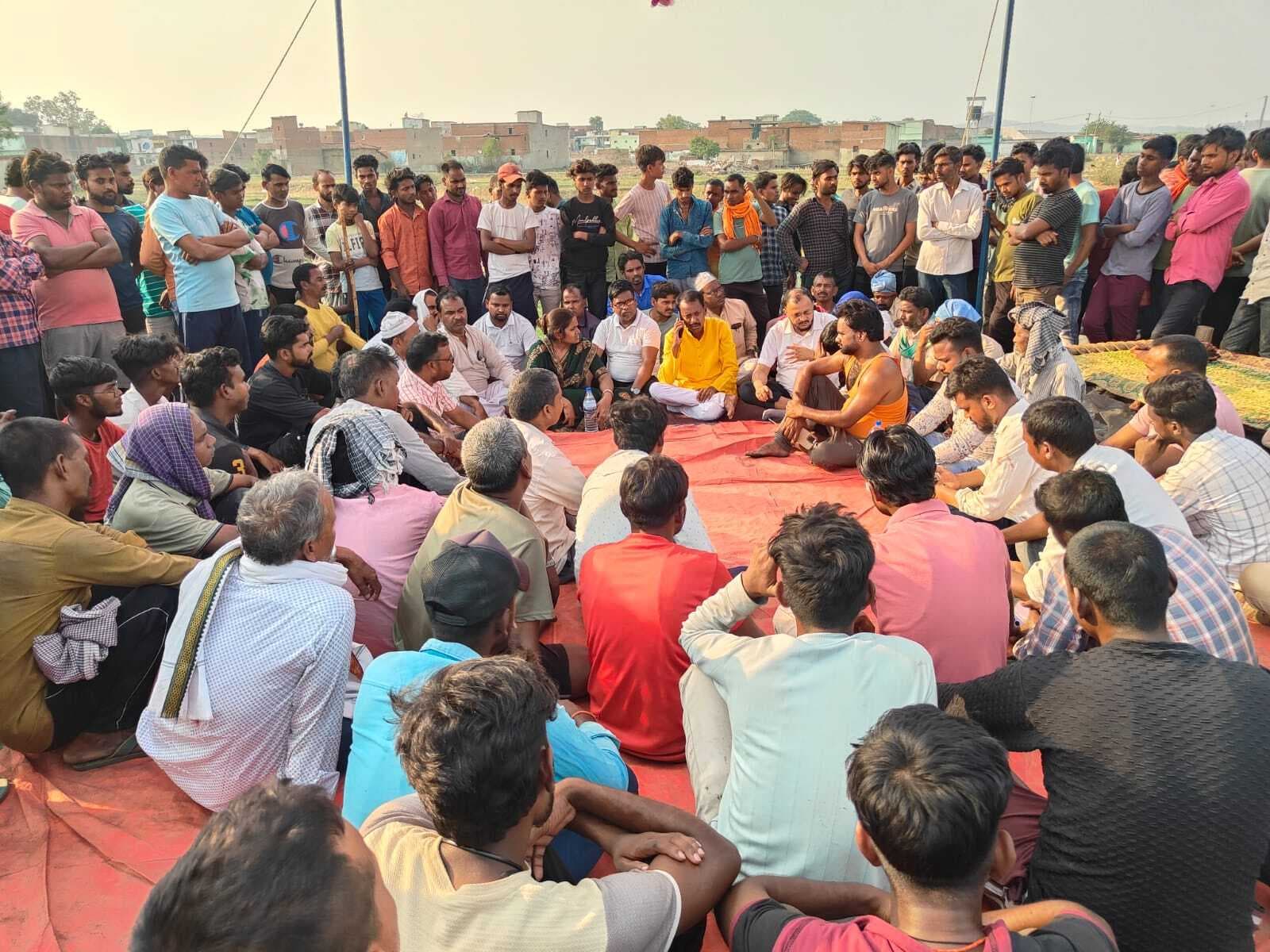 युवा विस्थापित संघर्ष समिति ने दिया धरना