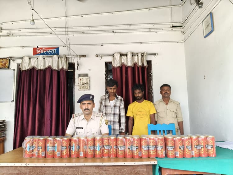 पिकअप वैन से 822 लीटर विदेशी शराब के साथ दो तस्कर गिरफ्तार