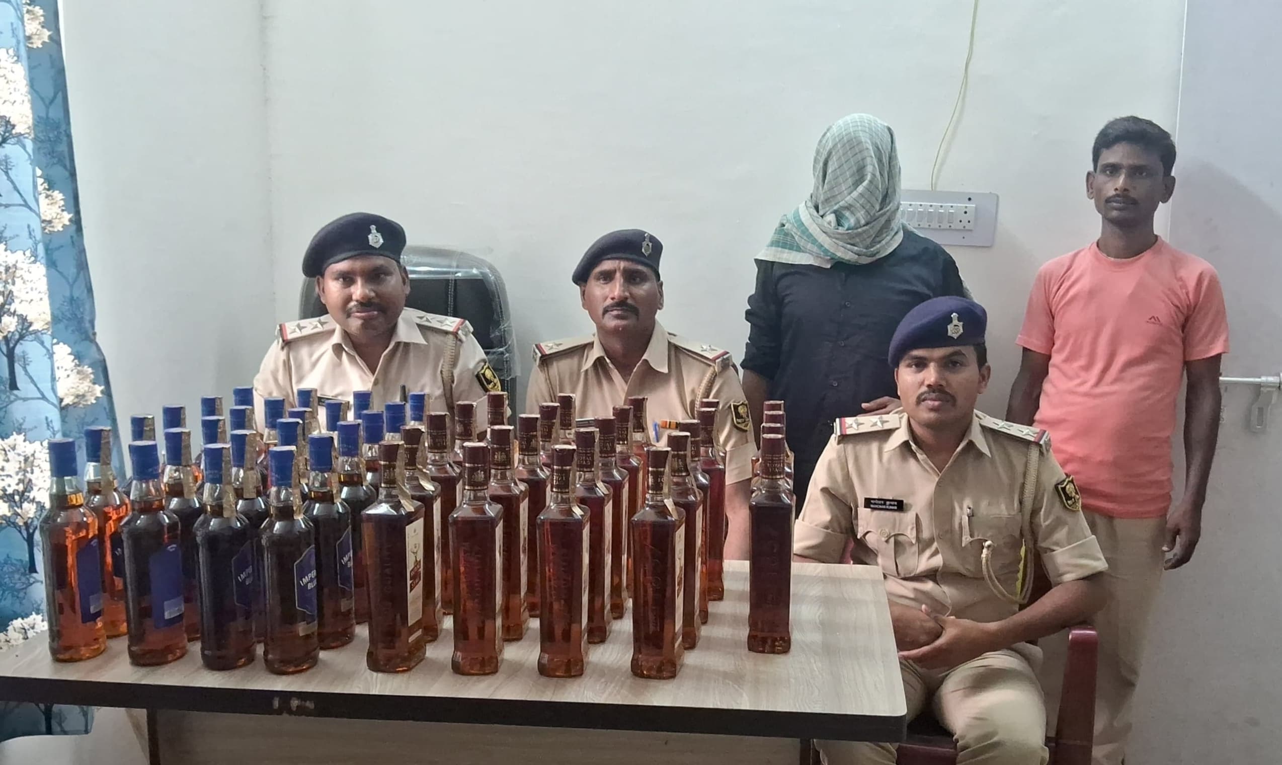 बारसोई पुलिस ने सौ लीटर अंग्रेजी शराब के साथ तस्कर को किया गिरफ्तार