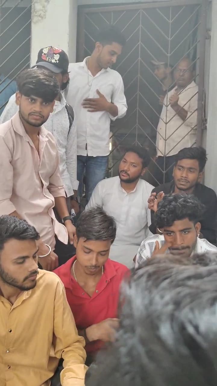 एमएल आर्य कॉलेज में छात्र का मोबाइल टूटने पर छात्र राजद का हंगामा